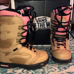 BRAND NEW Women’s vans snowboarding boots